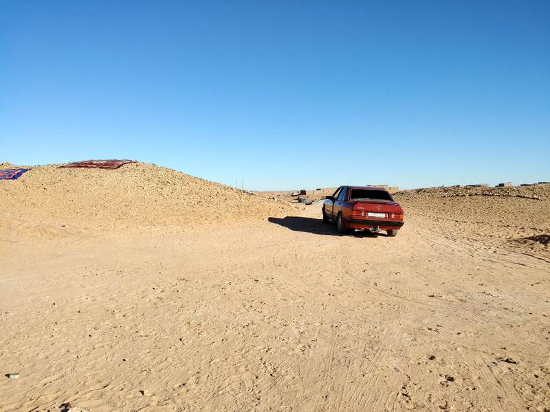 Illustration for article titled In War Torn Western Sahara, These Old Cars Are The King And Queen